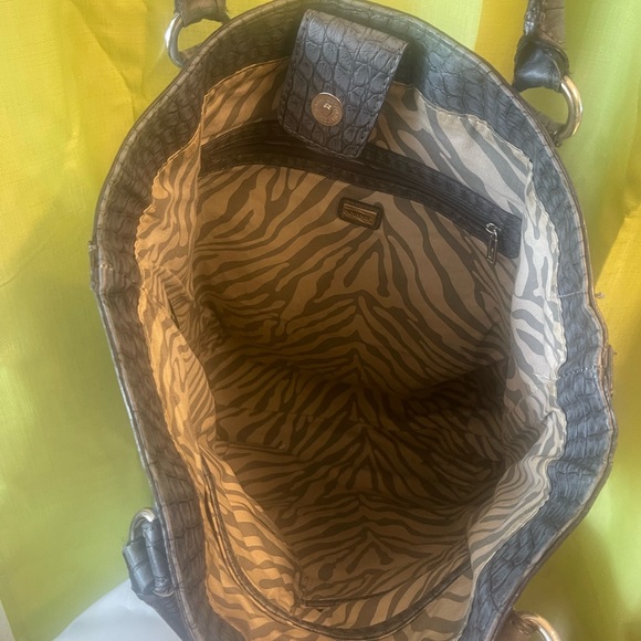 Gray Guess bag - Diamond plate in front - Picture 3 of 8